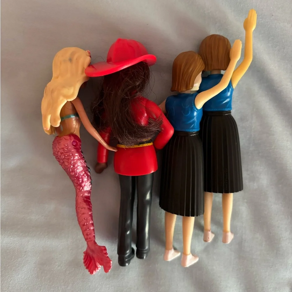 4 Mini Barbies - Picture 3 of 7